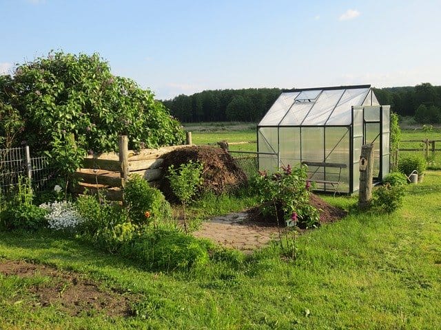 serre près du jardin